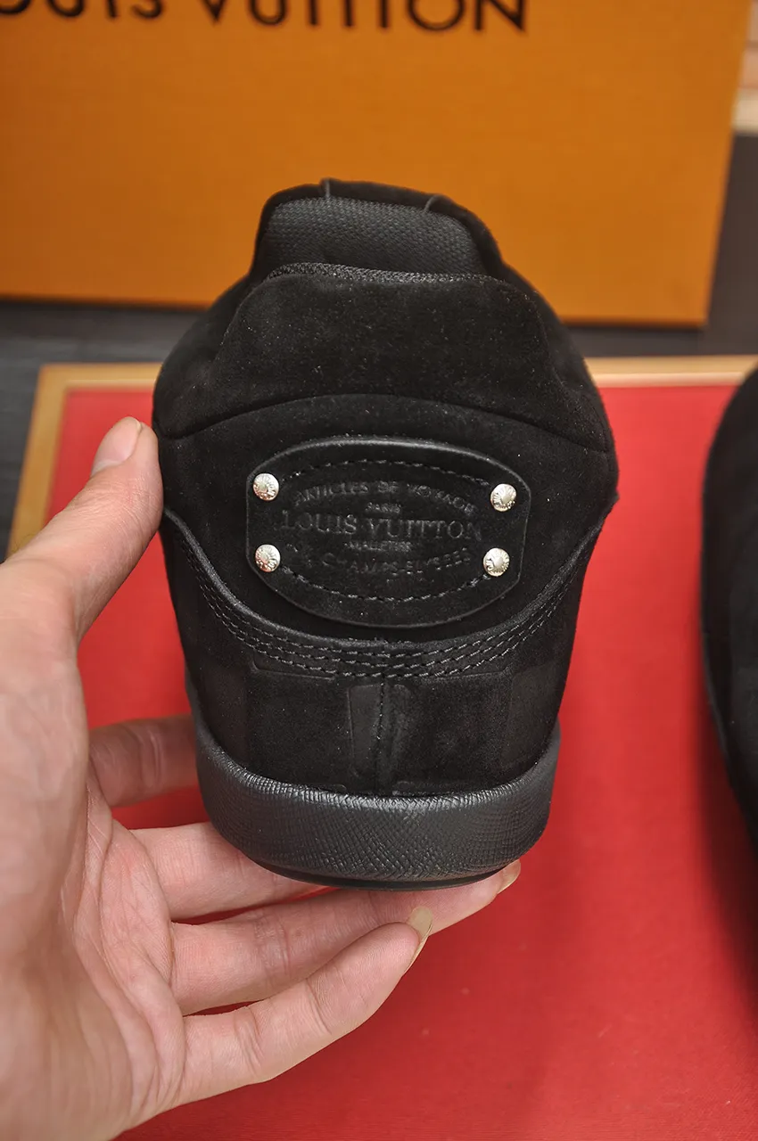 Men's men's shoes💰700💶 🔥New style🔥 LV co-branded nigo, ugly and cute😍Many Internet celebrities have put on their shoes, classic and versatile items.  ❄️Fabric: Imported high mercerized cow suede. ❄️Inner lining: high-grade elastic mesh, ❄️Outsole: original molded outsole, palm print rubber outsole with hidden L letter and Monongram flower ❄️Size: Female 35-41 (Female 41 customized), Male 39-46 (45-46 customized)